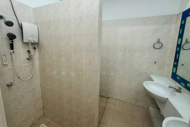 Townhouse for Sale in Ampang Jaya (Ampang) - Hanif Hanz - Bathroom - PropertyGuru.com.my