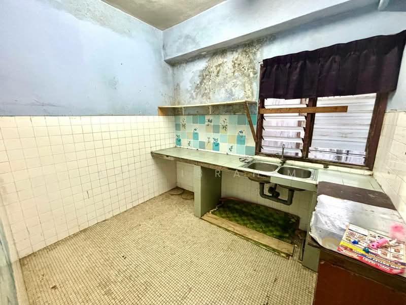 Flat for Sale at Taman Mulia Jaya - Azli Ibrahim - Kitchen - PropertyGuru.com.my