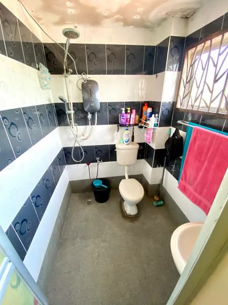 Pangsapuri untuk Dijual di Taman Desa Batu Caves - Hanif Hanz - Bathroom - PropertyGuru.com.my