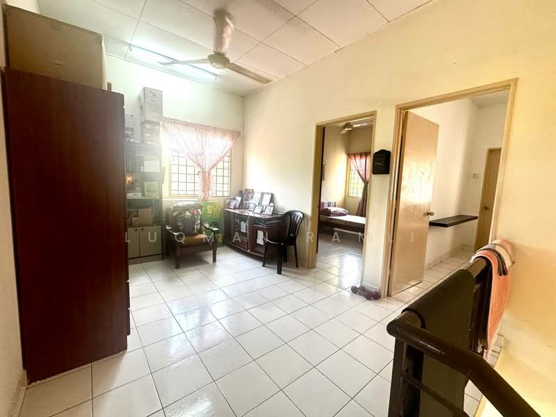 2-storey Terraced House for Sale in Taman Pelangi Semenyih (Semenyih) - Luqman Ramli - Living Room - PropertyGuru.com.my