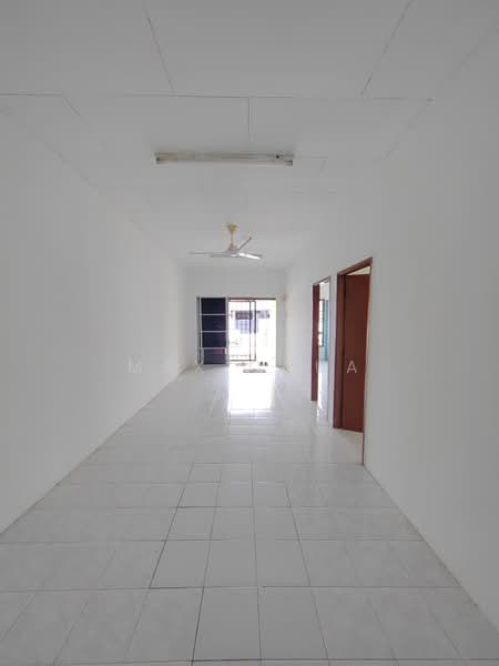 1-storey Terraced House for Sale in Lestari Putra (Seri Kembangan) - Max Chua - Corridor - PropertyGuru.com.my