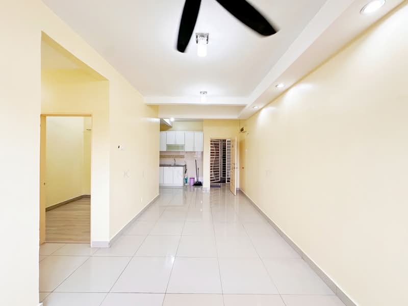 Pangsapuri untuk Dijual di Putra Suria Residence - Kian Leap - Living Room - PropertyGuru.com.my