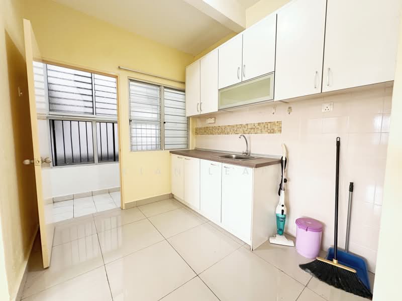 Pangsapuri untuk Dijual di Putra Suria Residence - Kian Leap - Kitchen - PropertyGuru.com.my