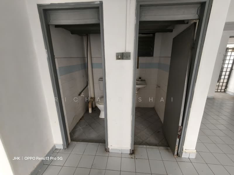 Rumah Flat untuk Disewa di Rumah Pangsa Permas Jaya - Richard Shai - Bathroom - PropertyGuru.com.my