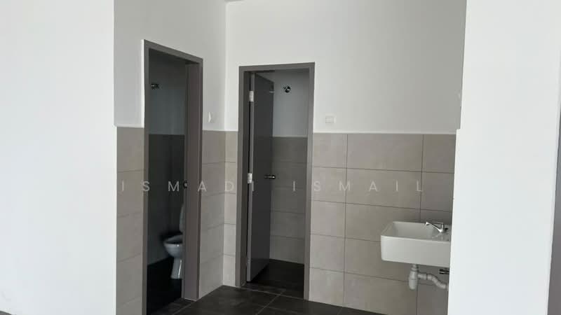 Semi-D Factory for Rent in Taman Perindustrian Air Hitam (Klang) - Ismadi Ismail - Bathroom - PropertyGuru.com.my