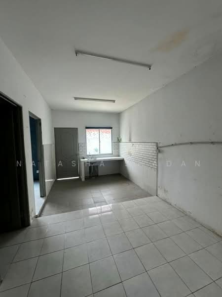 Rumah Teres 2 Tingkat untuk Dijual di Kampung Jalan Kebun (Shah Alam) - Natasha Shadan - Kitchen - PropertyGuru.com.my