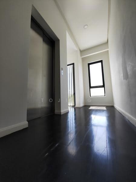 Rumah Berkembar untuk Dijual di Lake Fields (Sungai Besi) - Toji Ng - Corridor - PropertyGuru.com.my