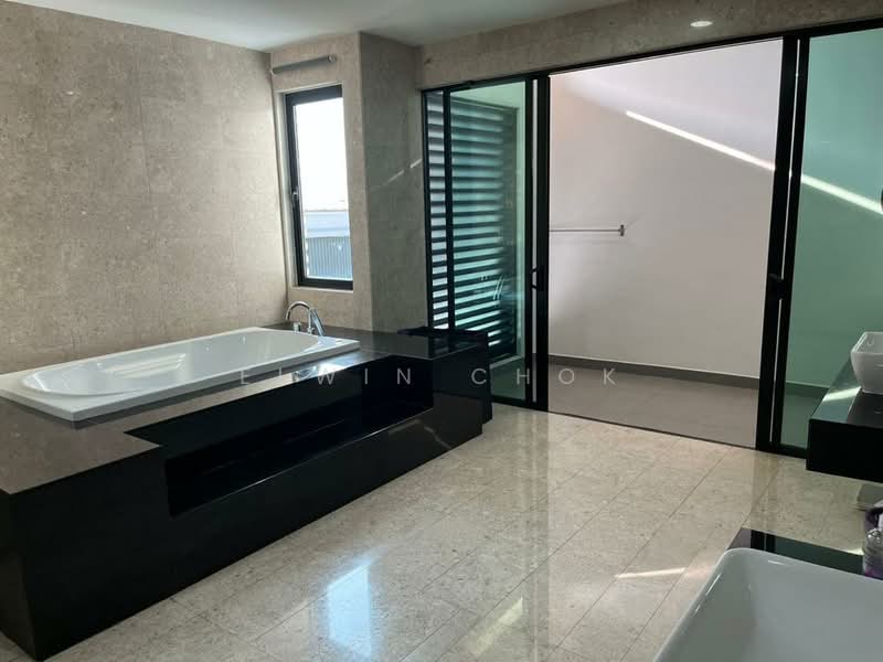 Rumah Teres 3 Tingkat untuk Dijual di Duta Villa (Setia Alam) - Elwin Chok - Bathroom - PropertyGuru.com.my