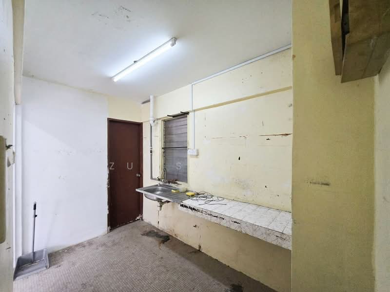 Flat for Sale at Kelumpuk Camar - Zul Syafiq - Kitchen - PropertyGuru.com.my