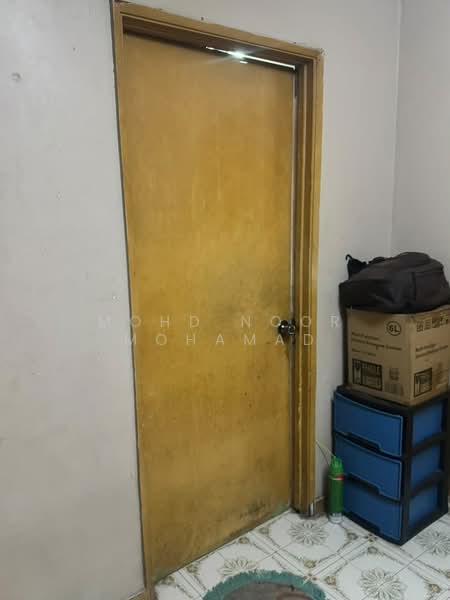 Rumah Flat untuk Dijual di Flat Pkns Shah Alam Seksyen 18 - Mohd Noor Mohamad - Room 1 - PropertyGuru.com.my