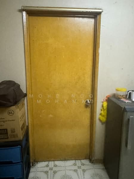 Rumah Flat untuk Dijual di Flat Pkns Shah Alam Seksyen 18 - Mohd Noor Mohamad - Room 2 - PropertyGuru.com.my