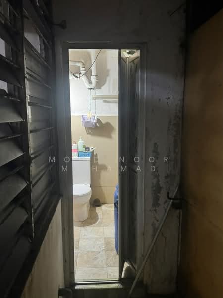 Rumah Flat untuk Dijual di Flat Pkns Shah Alam Seksyen 18 - Mohd Noor Mohamad - Bathroom - PropertyGuru.com.my