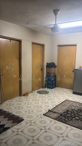 Rumah Flat untuk Dijual di Flat Pkns Shah Alam Seksyen 18 - Mohd Noor Mohamad - Main hall - PropertyGuru.com.my