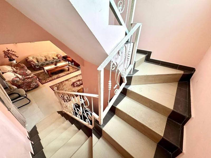 Rumah Teres 2-Tingkat untuk Dijual di Seri Kembangan (Selangor) - Nadzmie Nasir - Living Room - PropertyGuru.com.my