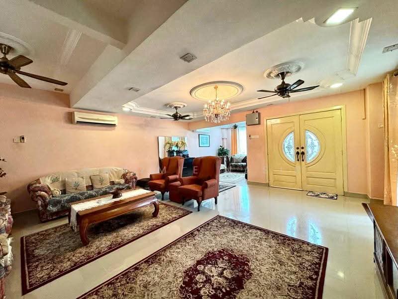 Rumah Teres 2-Tingkat untuk Dijual di Seri Kembangan (Selangor) - Nadzmie Nasir - Living Room - PropertyGuru.com.my