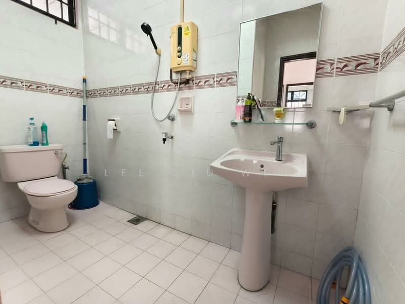 Semi-Detached House for Sale in Taman Johor Jaya (Johor Bahru) - Lee Qiu Wen - Bathroom - PropertyGuru.com.my