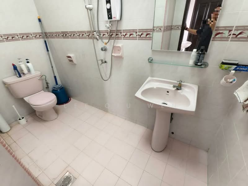 Semi-Detached House for Sale in Taman Johor Jaya (Johor Bahru) - Lee Qiu Wen - Bathroom - PropertyGuru.com.my