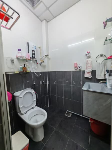 Rumah Teres 1 Tingkat untuk Dijual di Permas Jaya (Johor Bahru) - Terry Tan - Bathroom - PropertyGuru.com.my