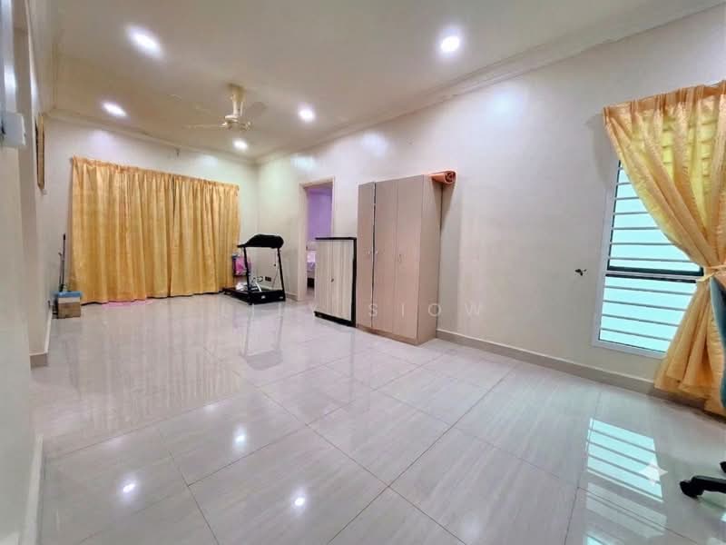 Rumah Berkembar untuk Dijual di Bandar Putra Permai (Seri Kembangan) - Lily Siow - Living Room - PropertyGuru.com.my
