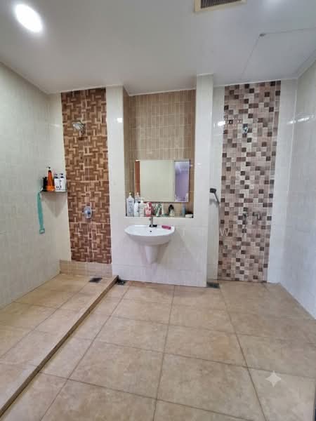 Rumah Berkembar untuk Dijual di Bandar Putra Permai (Seri Kembangan) - Lily Siow - Bathroom - PropertyGuru.com.my