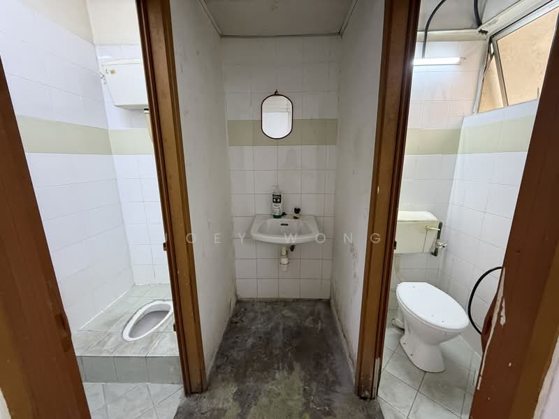 Shop for Rent in Taman Serdang Perdana (Seri Kembangan) - Joey Wong - Bathroom - PropertyGuru.com.my