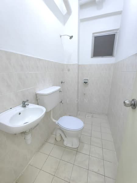 Pangsapuri untuk Dijual di Mas Kipark Damansara - JK Leong - Bathroom - PropertyGuru.com.my