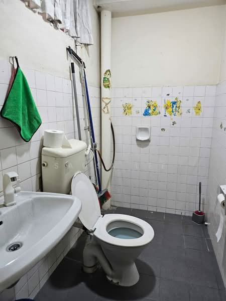 Semi-D Factory for Sale in Permas Jaya (Johor) - Sausa Lee - Bathroom - PropertyGuru.com.my