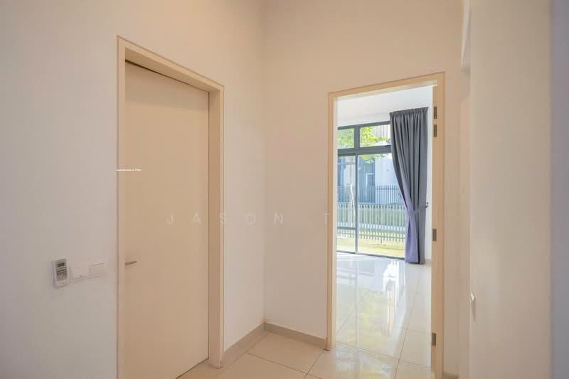 Rumah Berkembar untuk Dijual di Setia Alam (Selangor) - Jason Tan - Corridor - PropertyGuru.com.my