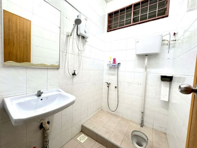 Rumah Teres 2 Tingkat untuk Dijual di Taman Bukit Kempas (Tampoi) - Ee Fong Toh - Bathroom - PropertyGuru.com.my