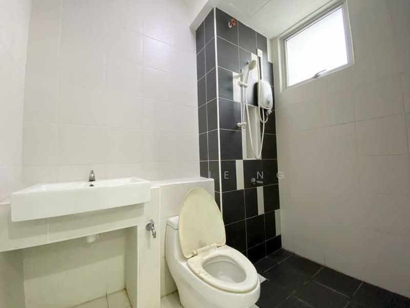 Service Residence for Sale at D'Ambience Residences (Pangsapuri Ikatan Flora) - Queenie Ng - Bathroom - PropertyGuru.com.my