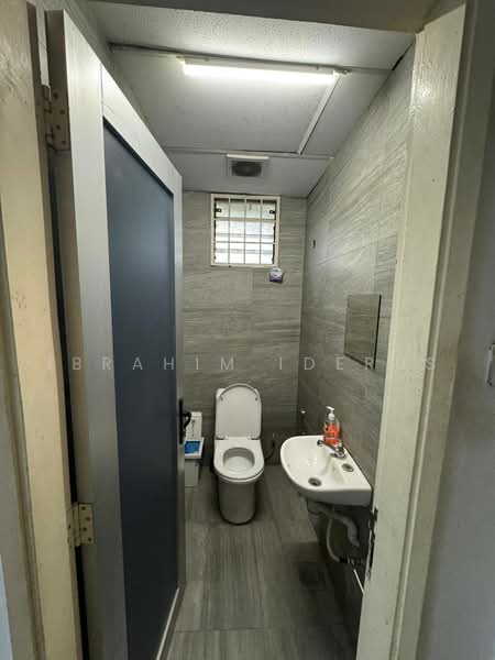 Semi-D Factory for Sale in Subang Jaya (Selangor) - Ibrahim Iderus - Bathroom - PropertyGuru.com.my