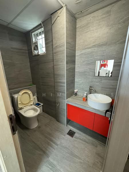 Semi-D Factory for Sale in Subang Jaya (Selangor) - Ibrahim Iderus - Bathroom - PropertyGuru.com.my