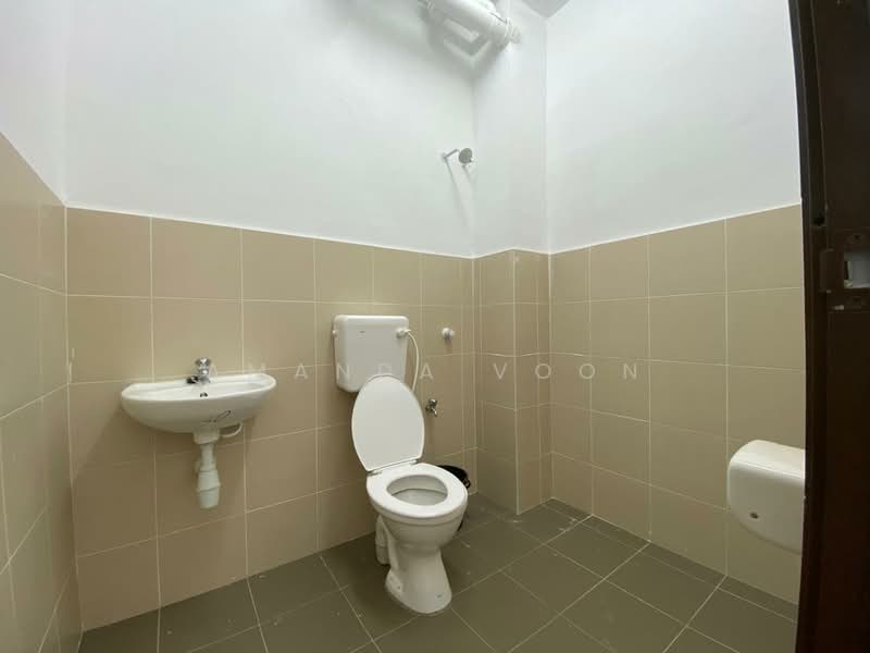 Rumah Bandar untuk Disewa di Taman Kulai (Kulai) - Amanda Voon - Bathroom - PropertyGuru.com.my