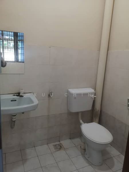 Rumah Teres 1 Tingkat untuk Dijual di Bandar Putra (Kulai) - Kuu Chin - Bathroom - PropertyGuru.com.my
