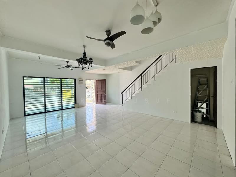 Rumah Teres 2 Tingkat untuk Dijual di Sungai Buloh (Selangor) - FARAH YUSUF - Living Room - PropertyGuru.com.my