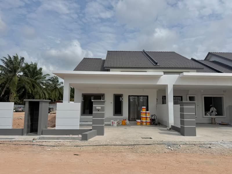 1-storey Terraced House for Sale in Kampung Bindu (Batu Pahat) - Lee Kee - Exterior - PropertyGuru.com.my