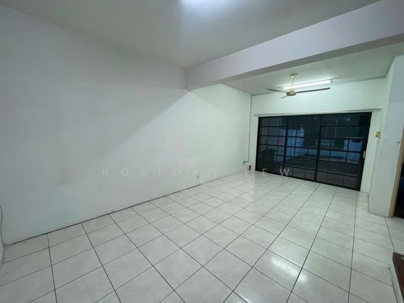2-storey Terraced House for Rent in Petaling Jaya (Selangor) - Holiday Lew - Living Room - PropertyGuru.com.my