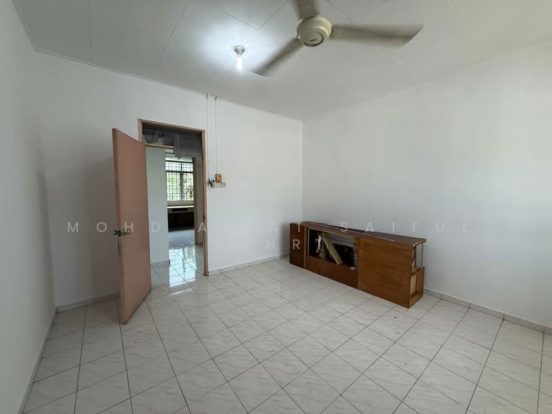 2-storey Terraced House for Sale in Taman Seremban Jaya (Rantau) - Mohd Aizat Saiful Bahri - Living Room - PropertyGuru.com.my