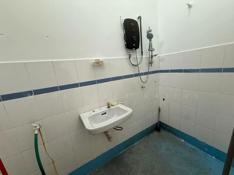 2-storey Terraced House for Sale in Taman Seremban Jaya (Rantau) - Mohd Aizat Saiful Bahri - Bathroom - PropertyGuru.com.my
