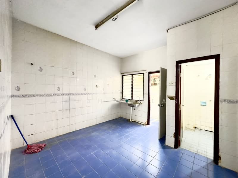 2-storey Terraced House for Sale in Seksyen 7 (Shah Alam) - Najah Roslan - Kitchen - PropertyGuru.com.my