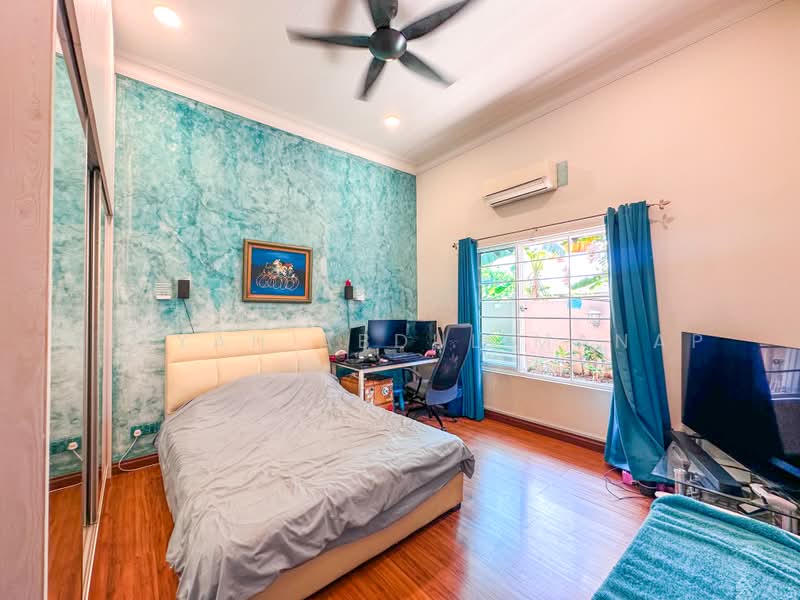 Bungalow for Sale in Taman Yarl (Jalan Klang Lama (Old Klang Road)) - Aisyah Abdul Manap - Bedroom - PropertyGuru.com.my