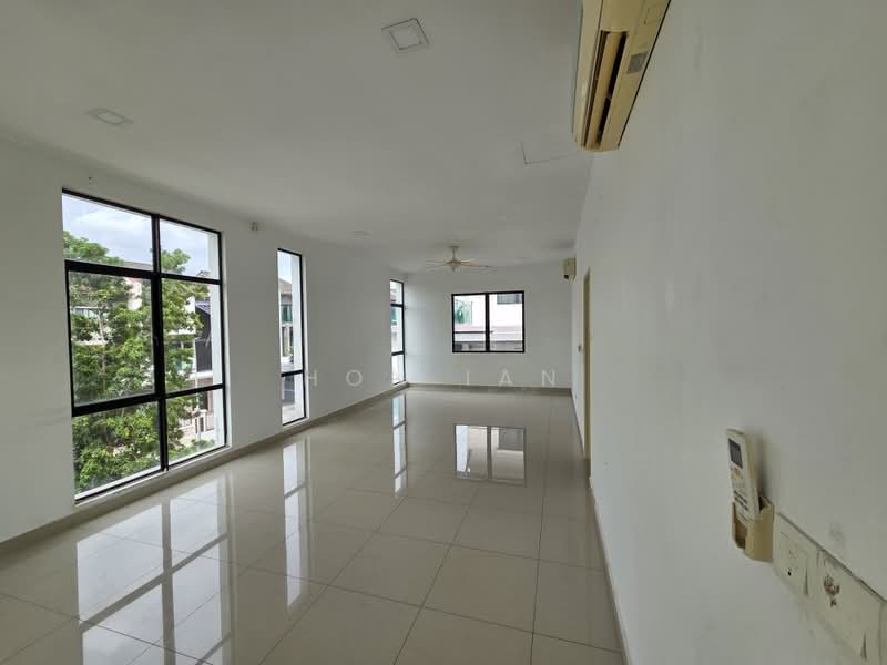 Rumah Teres 3 Tingkat untuk Dijual di Kinrara Residence (Puchong) - Hon Ian - Living Room - PropertyGuru.com.my