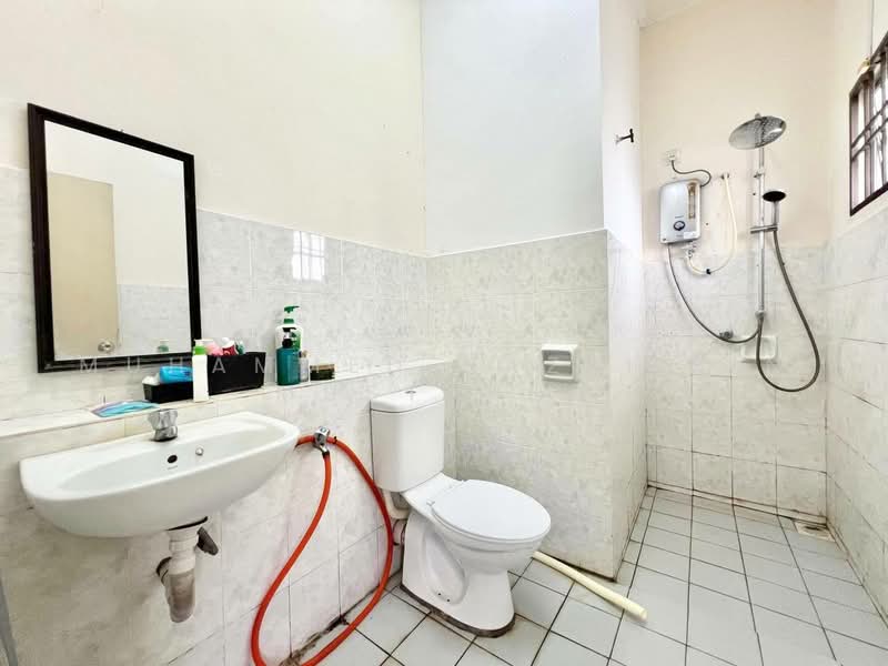 Rumah Kluster untuk Dijual di Bandar Bukit Mahkota (Bangi) - Muhammed Nazri bin Mustapha - Bathroom - PropertyGuru.com.my