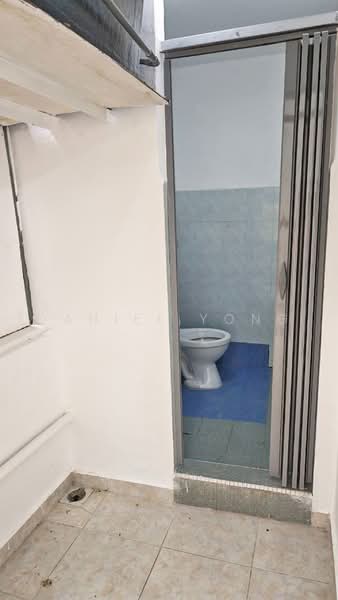 Flat for Sale at Flat Taman Ungku Tun Aminah - Daniel Yong - Bathroom - PropertyGuru.com.my
