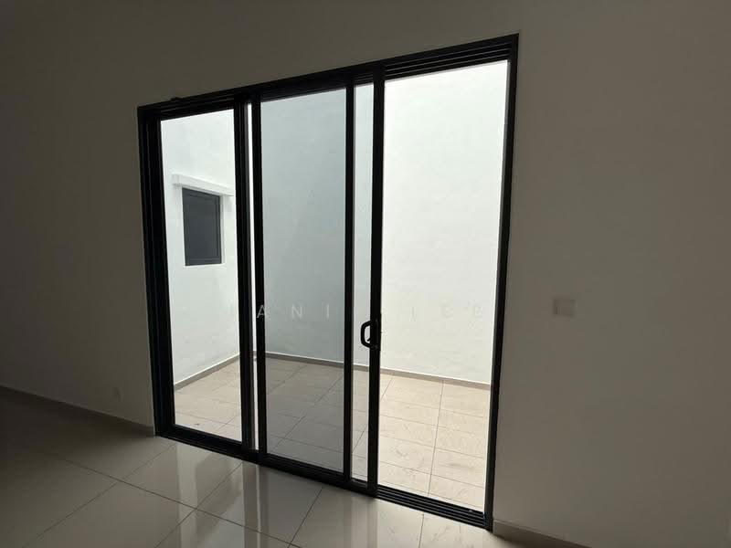 2-storey Terraced House for Sale in Setia Indah (Setia Alam) - Janie Lee - Sunlight ventilation yard - PropertyGuru.com.my