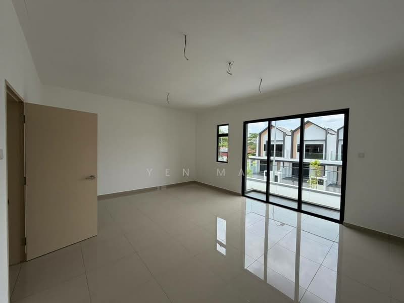 2-storey Terraced House for Sale in Taman Seri Austin (Tebrau) - Yen Ma - Living Room - PropertyGuru.com.my