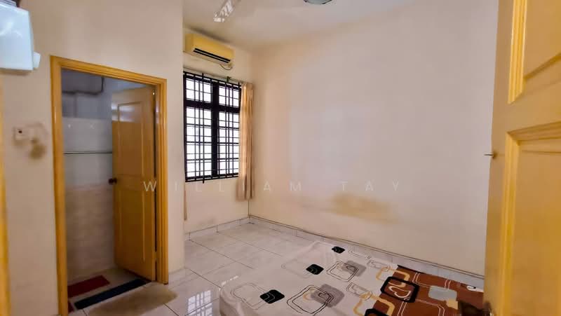 2-storey Terraced House for Sale in Taman Molek (Johor Bahru) - William Tay - Bedroom - PropertyGuru.com.my