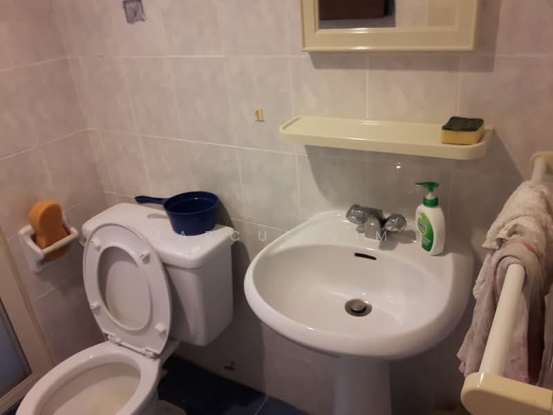Kondominium untuk Dijual di Gold Coast Resort Condominium - Marcus Sim - Bathroom - PropertyGuru.com.my