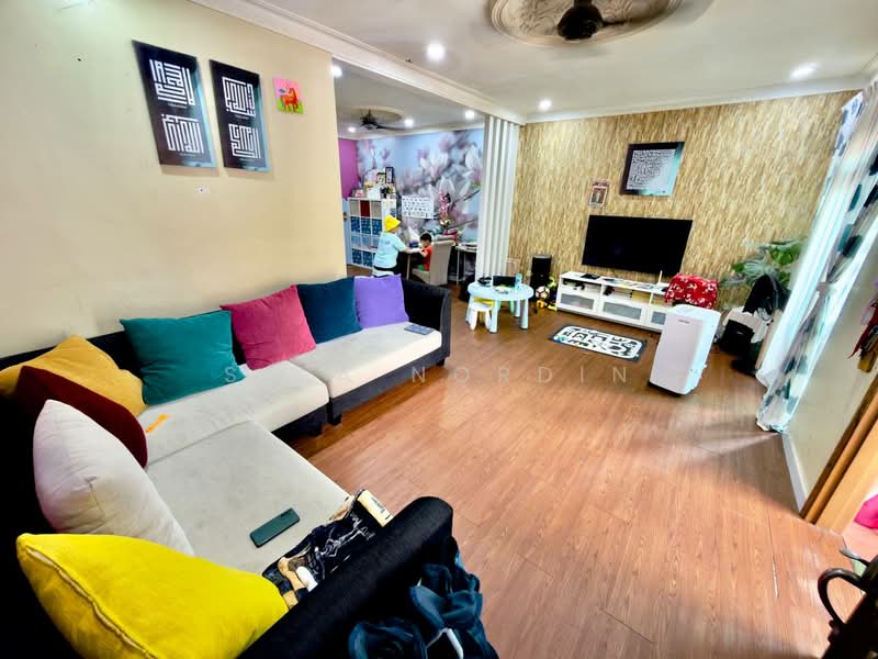 Rumah Teres 2-Tingkat untuk Dijual di Taman Bukit Subang (Shah Alam) - Sa'a Nordin - Living Room - PropertyGuru.com.my