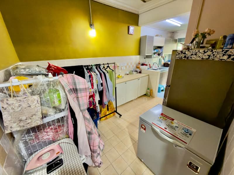 Rumah Teres 2-Tingkat untuk Dijual di Taman Bukit Subang (Shah Alam) - Sa'a Nordin - Kitchen - PropertyGuru.com.my